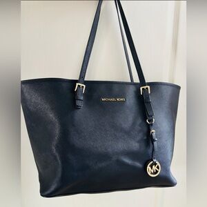 Michael Kors Jet Set Travel Visit   Black Top-Zip Saffiano Leather Tote